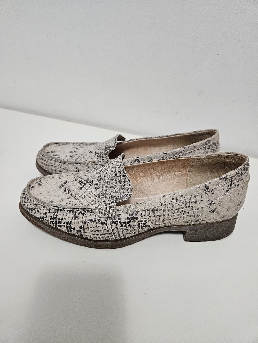 Clarks Snake Print Leather Loafers Sz 7.5 Animal Print Neutral Preppy Office